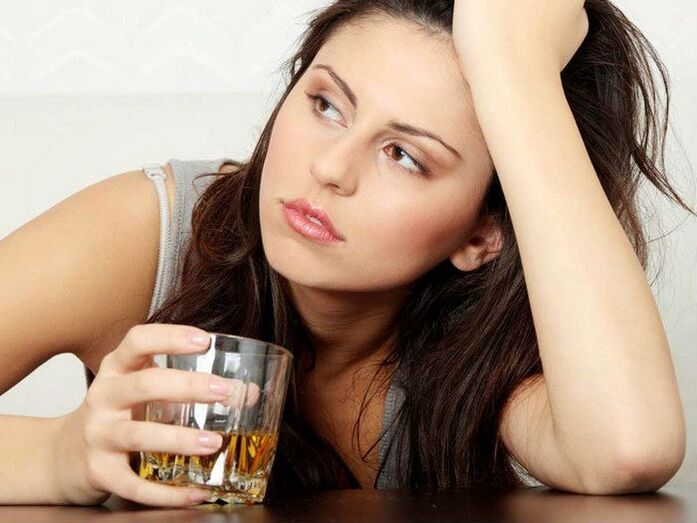 Une femme avec de l'alcool